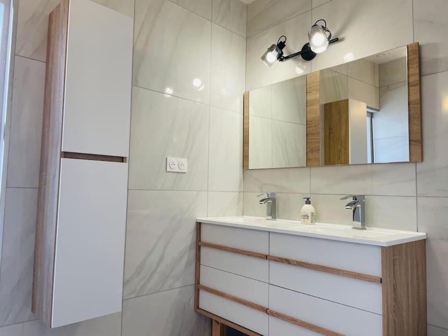 Agreable Maison De Village Avec Balcon Roiffieux Екстер'єр фото